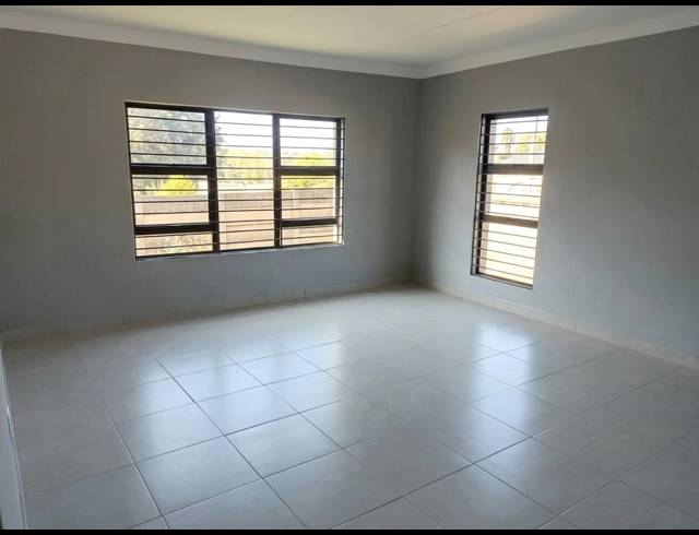4 BEDROOM FREESTANDING FOR SALE IN HEUWELOORD